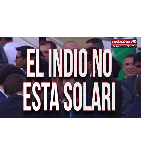 Taza cerámica Crónica Placas Rojas Oficial - El Indio No Está Solari - Image 2